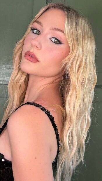 Alyvia Alyn Lind