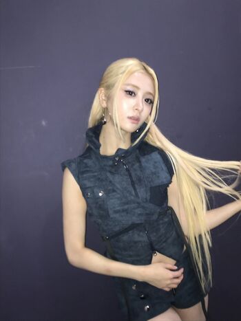Full leaked Huh yunjin private onlyfans photo