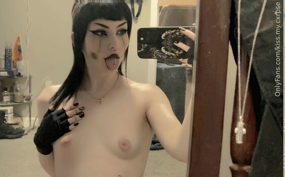 Kiss.my.cxrpse