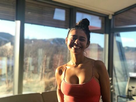 Nelufar Hedayat