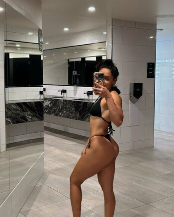 Violeta Dee